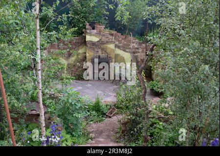 Royal Hospital Chelsea, London, Großbritannien. 22. Mai 2023 The Centrepoint Show Garden entworfen von Cleve West auf der RHS Chelsea Flower Show, 22. Mai 2023. Kredit: Malcolm Park/Alamy Stockfoto