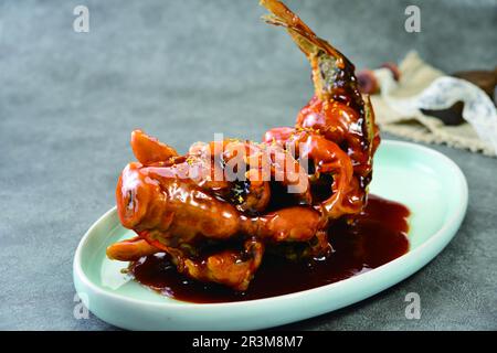 Frittierter Gelbflossenkarpfen in süßer und saurer Sauce，hat den Gelben Karpfen geschmort Stockfoto