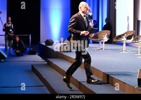 Köln, Deutschland. 24. Mai 2023. Bundeskanzler Olaf Scholz (SPD) besucht das Rednerpult während der Jahreshauptversammlung des Deutschen Städtebundes. Kredit: Federico Gambarini/dpa/Alamy Live News Stockfoto