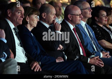 Köln, Deutschland. 24. Mai 2023. Bundeskanzler Olaf Scholz (SPD) sitzt während der Jahreshauptversammlung des Deutschen Städtebundes in der ersten Reihe. Kredit: Federico Gambarini/dpa/Alamy Live News Stockfoto