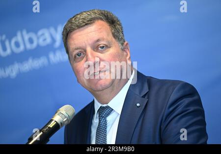 München, Deutschland. 24. Mai 2023. Der bayerische Verkehrsminister Christian Bernreiter (CSU) spricht im Vorfeld der Vorstellung eines von insgesamt fünf neuen Screening-Systemen am Flughafen München. Die neuen Scanner nutzen die moderne „3D-Technologie“, um die Kontrolle sicherer, schneller und bequemer für die Passagiere zu machen. Kredit: Angelika Warmuth/dpa/Alamy Live News Stockfoto