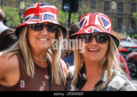 London, Großbritannien. 24. Mai 2023. Zwei Damen in Union Jack Flags auf ihrem Spaziergang durch Westminster. Londoner, Touristen und Besucher genießen heute die wunderschöne Sonne und die warmen Temperaturen im Zentrum von London. Kredit: Imageplotter/Alamy Live News Stockfoto