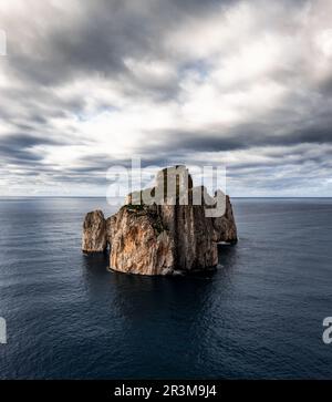 Blick auf das Pan di Zucchero-Meer in Porto Flavia auf Sardinien Stockfoto