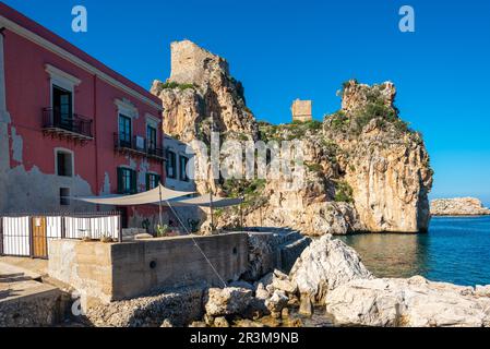 Die spektakulären Meeresstapel und die berühmte Tonnara von Scopello in Sizilien Stockfoto