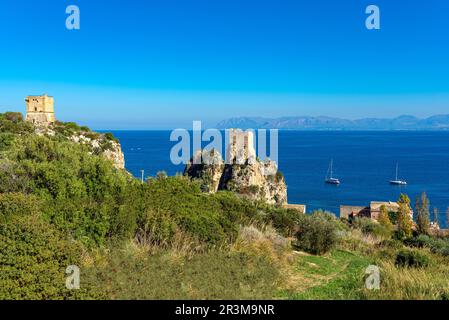 Wachtürme der Tonnara von Scopello, der Torre della Tonnara in Sizilien Stockfoto