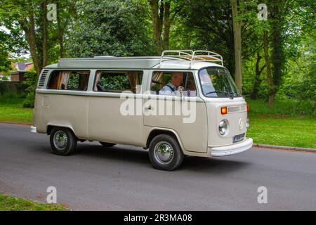 1972 70s VW Volkswagen Cream T2 Campervan Bay Window Kombi; in Lytham Hall St Annes Classic & Performance Automobil-Ausstellungen von Oldtimern, Großbritannien Stockfoto