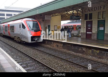 A New Transport for Wales Stadler Flirt Class 756 Tri Mode Train, speziell gebaut für TFW am Hauptbahnhof Cardiff, März 2023 Stockfoto