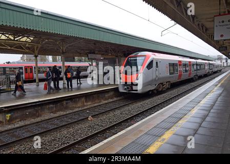 A New Transport for Wales Stadler Flirt Class 756 Tri Mode Train, speziell gebaut für TFW am Hauptbahnhof Cardiff, März 2023 Stockfoto