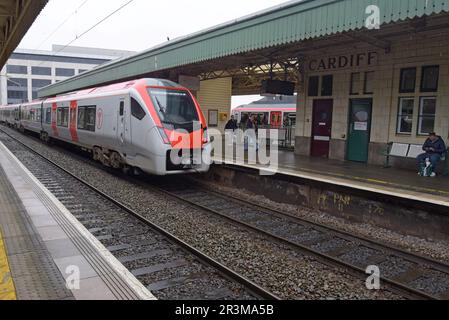 A New Transport for Wales Stadler Flirt Class 756 Tri Mode Train, speziell gebaut für TFW am Hauptbahnhof Cardiff, März 2023 Stockfoto