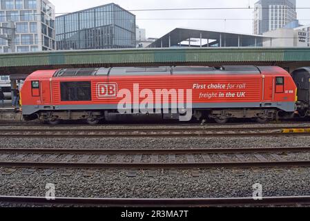 A DB Cargo Class 67 Diesel-Elektrolokomotive Pulling a Great Western Railway Train at Cardiff Central Railway Station, März 2023 Stockfoto