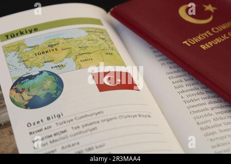 Ein Buch mit einem türkischen Pass und einer truthahnflagge drauf. Türkische Karte und Informationen über türkische Geografie. Stockfoto