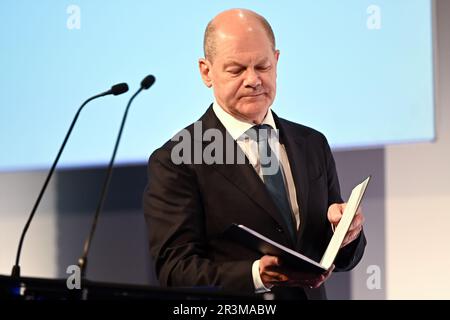 Köln, Deutschland. 24. Mai 2023. Bundeskanzler Olaf Scholz (SPD) besucht das Rednerpult während der Jahreshauptversammlung des Deutschen Städtebundes. Kredit: Federico Gambarini/dpa/Alamy Live News Stockfoto