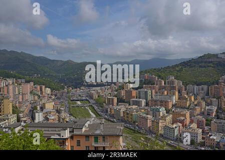 Blick auf das ausgetrocknete Flussbett des Bisagno, mit dem monumentalen Friedhof von Staglieno im Hintergrund, Genua, Italien, Mai 2023 Stockfoto