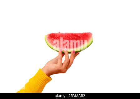 Die Hand hält die Wassermelonenscheibe isoliert auf weißem Hintergrund. Sommerzeitkonzept. Stockfoto