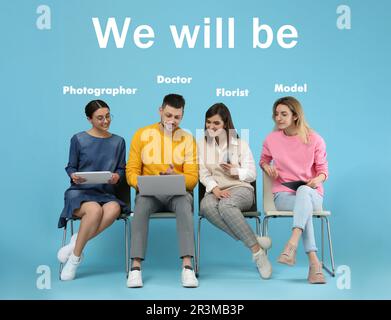 Berufswahl. Inschrift Wir werden und verschiedene Berufe geschrieben über Studenten auf hellblauem Hintergrund Stockfoto