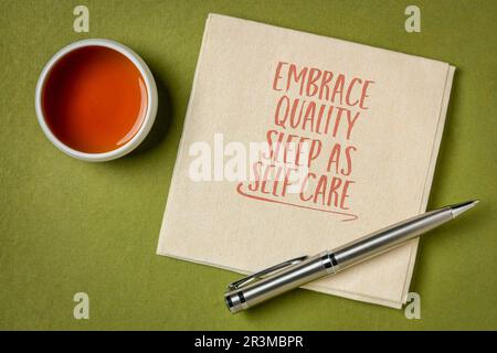 Genießen Sie hochwertigen Schlaf als Selbstpflege - inspirierende Note auf einer Serviette, gesundem Lebensstil und persönlichem Entwicklungskonzept Stockfoto