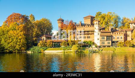 Turin, Italien - Panorama im Freien mit dem malerischen Schloss Turin Valentino bei Sonnenaufgang im Herbst Stockfoto