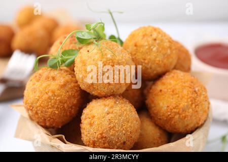 Köstliche gebratene Tofu-Bälle mit Erbsensprossen in der Schüssel, Nahaufnahme Stockfoto