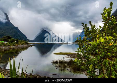 Sonnenlicht bricht durch Sturmwolken Stockfoto