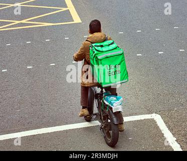 Glasgow, Schottland, Vereinigtes Königreich, 24. Mai 2023. UK Weather: Im warmen Stadtzentrum gingen die Einheimischen auf die Straße, um das Stadtleben zu genießen. Credit Gerard Ferry/Alamy Live News Stockfoto