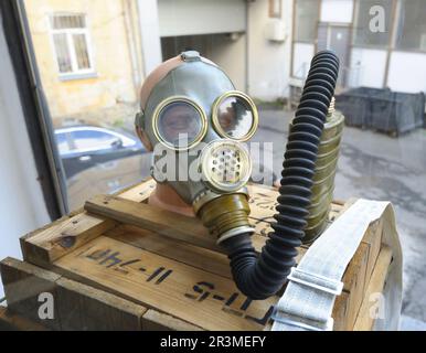 Hergestellt in der Ukraine Gasmaske auf einer Holzkiste Stockfoto
