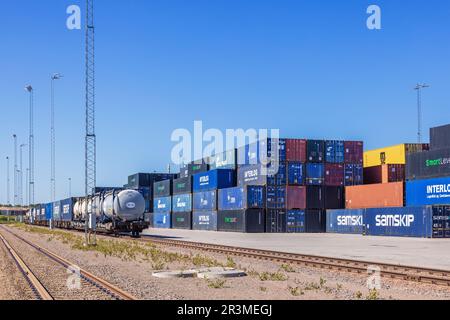 Containerlagerung durch eine Eisenbahn mit Eisenbahnwaggons Stockfoto