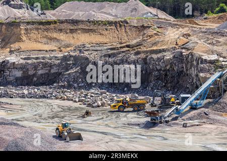 Baumaschinen in einem Steinbruch Stockfoto