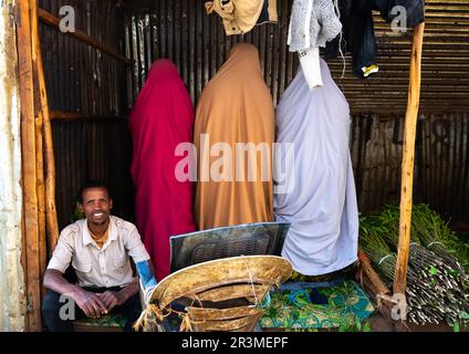 Muslimische Frauen, die auf dem Khat-Markt beten, in der Region Harari, Awaday, Äthiopien Stockfoto