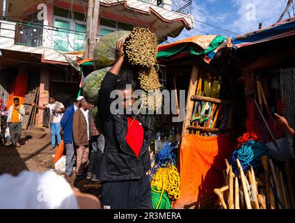 Äthiopischer Mann mit Khat auf einem Markt, Harari Region, Awaday, Äthiopien Stockfoto