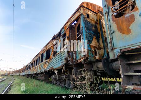 Ausgebrannte, explodierte Wagen Krieg zwischen Russland und der Ukraine Stockfoto