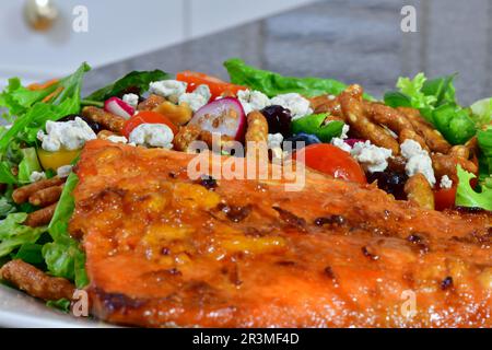 Gebackener Lachs mit frischem Gemüse aus nächster Nähe. Stockfoto