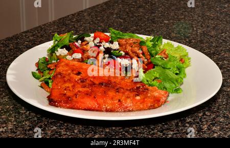 Gebackener Lachs mit frischem Gemüse aus nächster Nähe. Stockfoto
