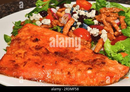 Gebackener Lachs mit frischem Gemüse aus nächster Nähe. Stockfoto