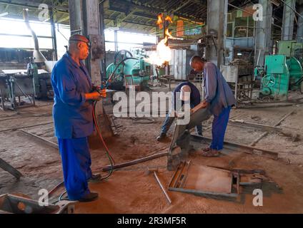 Äthiopische Männer, die im Dre Dawa Bahnhof Workshop, Dre Dawa Region, Dre Dawa, Äthiopien arbeiten Stockfoto