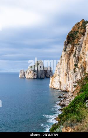 Vertikale Landschaft der Klippen und Meeresstümpfe in Porto Flavia auf Sardinien Stockfoto