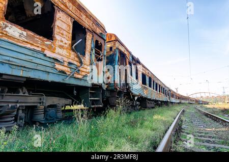 Ausgebrannte, explodierte Wagen Krieg zwischen Russland und der Ukraine Stockfoto