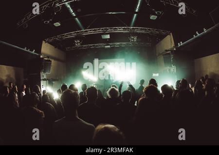 Tilburg, Niederlande. 22., 2023. April. Der französische Musiker und Komponist Sierra führt während des niederländischen Musikfestivals Roadburn Festival 2023 in Tilburg ein Live-Konzert auf. (Foto: Gonzales Photo - Peter Troest). Stockfoto