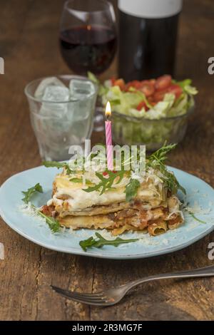 Italienische Lasagne auf blauem Teller Stockfoto