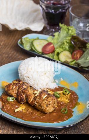 Indisches Hühnchen Tikka Masala auf Holz Stockfoto