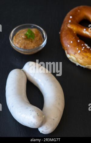 Bayerische Kalbswurst mit Senf Stockfoto