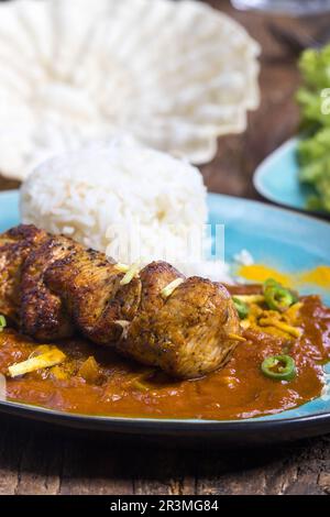 Indisches Hühnchen Tikka Masala auf Holz Stockfoto