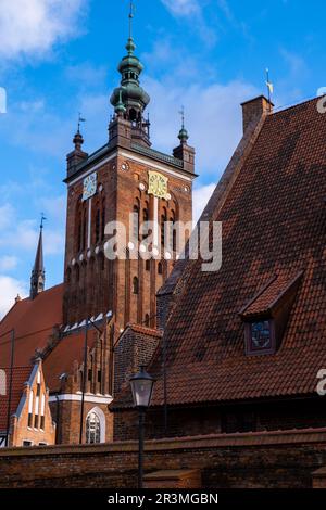 Gotische Kirche St. Katharina in Danzig Alte Architektur der Altstadt in Danzig Polen. Schöne und farbenfrohe alte Häuser Hi Stockfoto