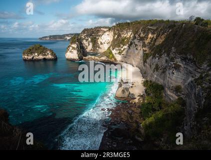 Atemberaubender Blick auf den Diamond Beach, umgeben von einem türkisfarbenen Meer bei einem wunderschönen Sonnenaufgang. Diamond Beach ist ein unberührter, weißer Sand und seidenblaues Stockfoto