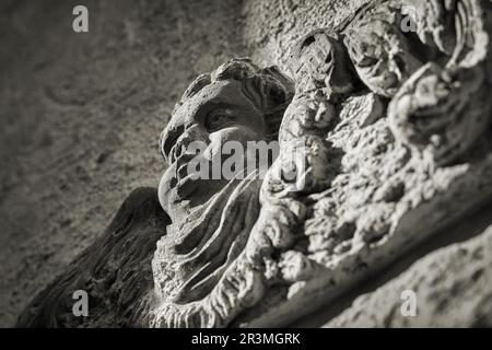 Engelsfigur aus Sandstein auf einem Grabstein an der Stadtkirche in Wittenberg in Germanja Stockfoto