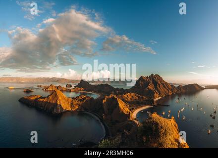 Draufsicht über Padar Island am Morgen vor Sonnenaufgang, Komodo Island National Park, Labuan Bajo, Flores, Indonesien Stockfoto