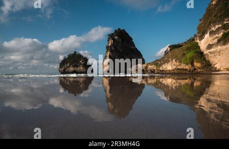 Atemberaubender Blick auf den Diamond Beach, umgeben von einem türkisfarbenen Meer bei einem wunderschönen Sonnenaufgang. Diamond Beach ist ein unberührter, weißer Sand und seidenblaues Stockfoto
