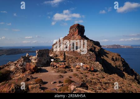 Panoramablick auf den Imerovigli Skaros Rock auf der Insel Santorini, Griechenland - Caldera Cliffs Stockfoto
