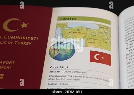 Ein Buch mit einem türkischen Pass und einer truthahnflagge drauf. Türkische Karte und Informationen über türkische Geografie. Stockfoto