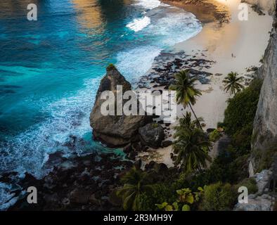 Atemberaubender Blick auf den Diamond Beach, umgeben von einem türkisfarbenen Meer bei einem wunderschönen Sonnenaufgang. Diamond Beach ist ein unberührter, weißer Sand und seidenblaues Stockfoto