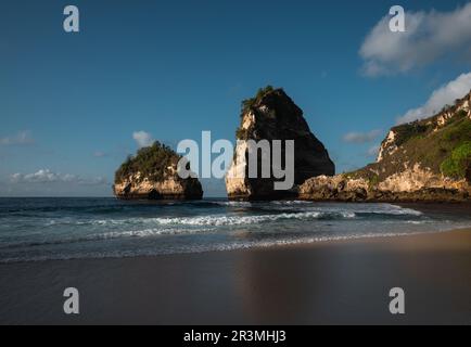Atemberaubender Blick auf den Diamond Beach, umgeben von einem türkisfarbenen Meer bei einem wunderschönen Sonnenaufgang. Diamond Beach ist ein unberührter, weißer Sand und seidenblaues Stockfoto